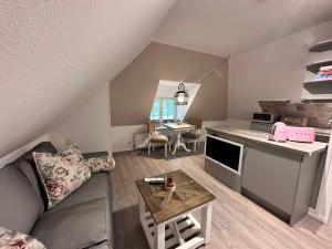 Sky & Sand Homes Wattläufer I Nordsee-Auszeit im Reetdachanwesen mit Parkgarten