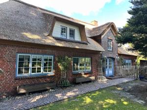 Sky & Sand Homes Wattläufer I Nordsee-Auszeit im Reetdachanwesen mit Parkgarten