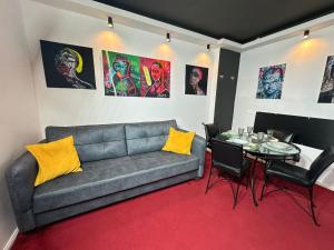 Smarald - Premium Apt in Best Location & Parking