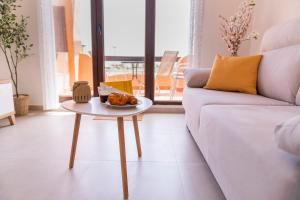 Zonnig verblijf met zee-, golf- en zwembadzicht