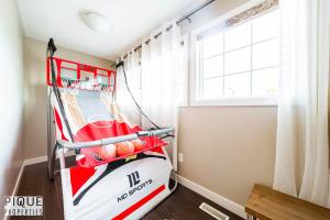 Chic 6BDRM Getaway - KingBed - Patio - BBQ - Garage - Wifi