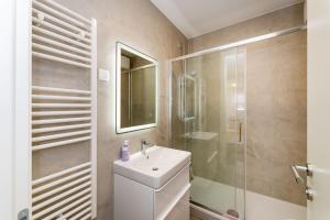 Flora & Dita with free private parking