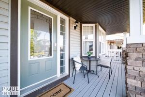 Chic 6BDRM Getaway - KingBed - Patio - BBQ - Garage - Wifi