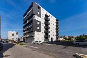 Flora & Dita with free private parking