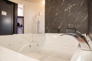 Suite atypique, jacuzzi & Piscine 3
