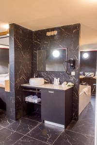 Suite atypique, jacuzzi & Piscine 3