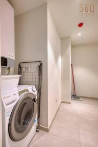 The Official Mercury Suites, APT with access to Pool by 360 Estates