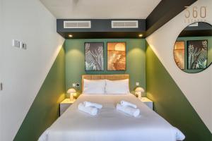 The Official Mercury Suites, APT with access to Pool by 360 Estates