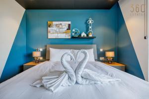 The Official Mercury Suites, APT with access to Pool by 360 Estates