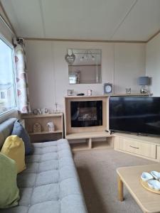 Wilma Retreat, Flower of May