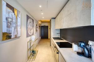 The Official Mercury Suites, APT with access to Pool by 360 Estates