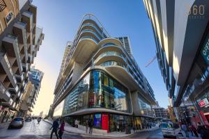 The Official Mercury Suites, APT with access to Pool by 360 Estates