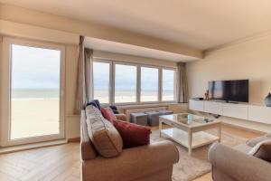 LECOMTE - The Shorline Coastal Walks 63