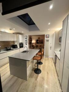 Spacious 4BR 2 baths House, Near Canary Wharf DLR Access