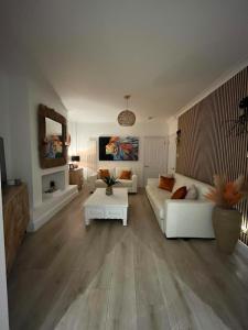 Spacious 4BR 2 baths House, Near Canary Wharf DLR Access