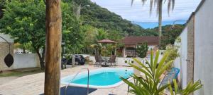 Casa em condomínio a 600m da praia de Pernambuco ideal para família