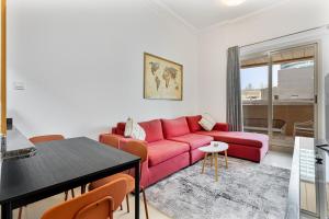 Retro 1BR APT in Marina Near JBR Beach & Mall