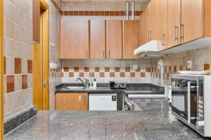 Retro 1BR APT in Marina Near JBR Beach & Mall