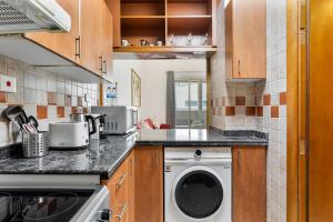 Retro 1BR APT in Marina Near JBR Beach & Mall