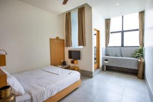 THE QUARTERS BUSINESS Hotel