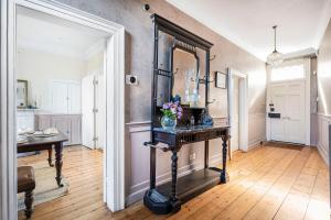 London- Large Period Town House with river front