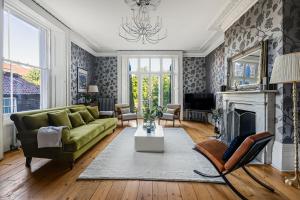 London- Large Period Town House with river front