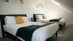 Prestige Stays Cardiff Spacious 3-Bedroom 2-Bathroom Apartment on City Road CF24 Wi-Fi & Lockbox Check-In