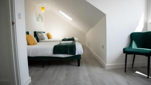 Prestige Stays Cardiff Spacious 3-Bedroom 2-Bathroom Apartment on City Road CF24 Wi-Fi & Lockbox Check-In