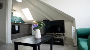 Prestige Stays Cardiff Spacious 3-Bedroom 2-Bathroom Apartment on City Road CF24 Wi-Fi & Lockbox Check-In