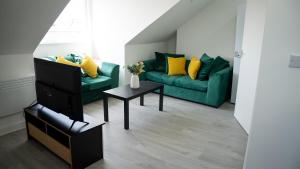 Prestige Stays Cardiff Spacious 3-Bedroom 2-Bathroom Apartment on City Road CF24 Wi-Fi & Lockbox Check-In