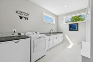 Friends in Skyline Places Luxurious Brand New Build, Great for Groups, 10 min to Downtown Nash