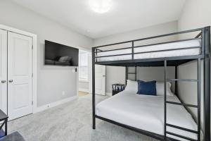 Friends in Skyline Places Luxurious Brand New Build, Great for Groups, 10 min to Downtown Nash