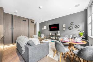 Refined 2-Bed Soho Apartment with AC - Sleeps 6