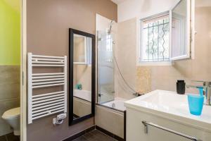 Chambre avec entrée indépendante-Jardin privé- 200m des plages