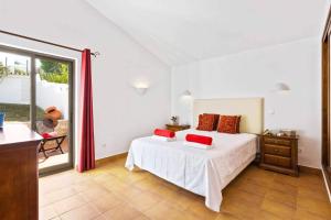 Villa Aveiros by Villa Plus