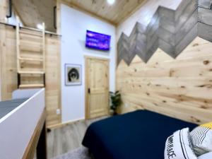 Modern Gem wSpacious Deck, Swinging bed, Hot Tub