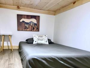 Modern Gem wSpacious Deck, Swinging bed, Hot Tub