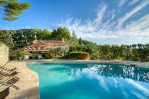 Family Home in the Heart of the Luberon with Swimming Pool and Panoramic Vi