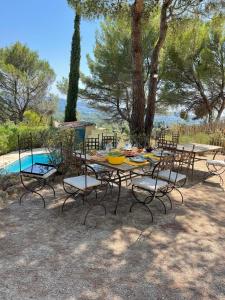 Family Home in the Heart of the Luberon with Swimming Pool and Panoramic Vi