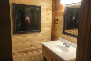 Risen Retreat - Private Indoor Pool, Large Game Room, Media Space + Outdoor Hot Tub