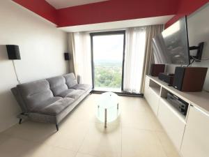 Studio Suite with Queen Bed and Mountain View beside Abreeza Mall