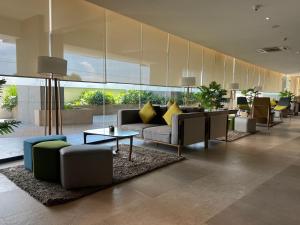 Studio Suite with Queen Bed and Mountain View beside Abreeza Mall