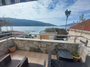 Spacious Kumbor Seafront Apartment