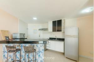 Apto c varanda e vista a passos da Praia OPR0303