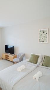 Stylish, Central Studio Close to Tram & Shops