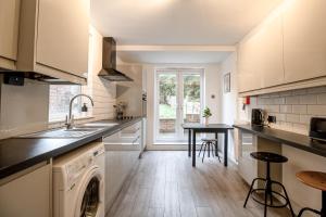 Immaculate 4-bed Home in Northampton by Renzo, Perfect for Contractors, Sleeps 7!