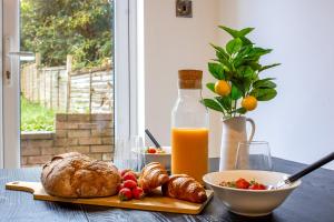 Immaculate 4-bed Home in Northampton by Renzo, Perfect for Contractors, Sleeps 7!