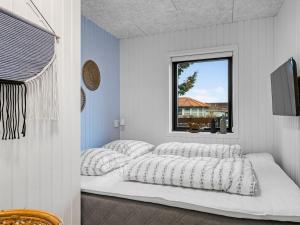 Holiday Home Hellena - 600m from the sea by Interhome