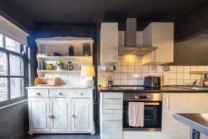 GuestReady - Rose and Monkey