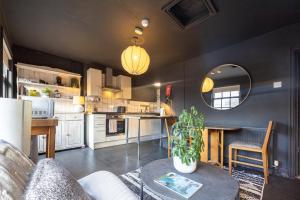 GuestReady - Rose and Monkey